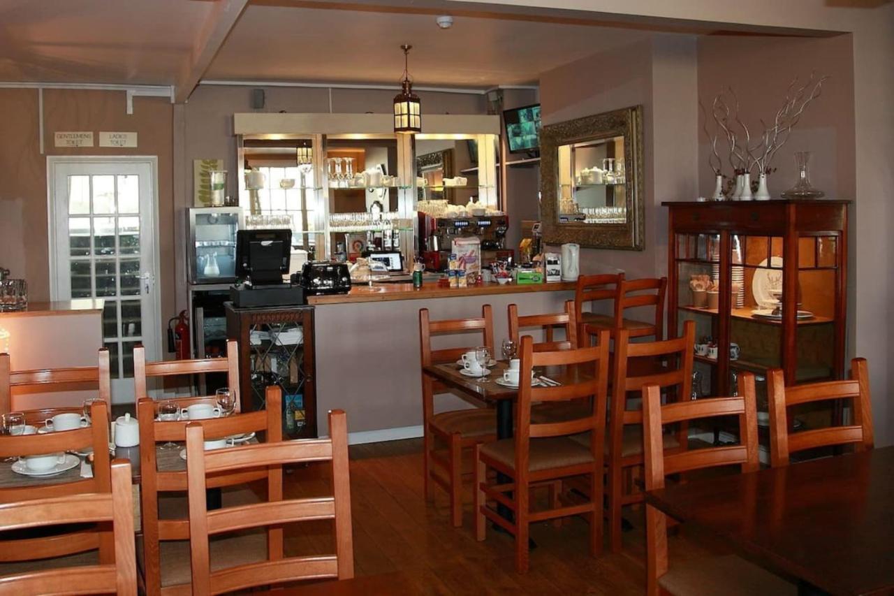 Hampton Court Hotel East Molesey Eksteriør billede