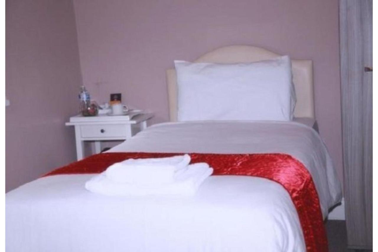 Hampton Court Hotel East Molesey Eksteriør billede